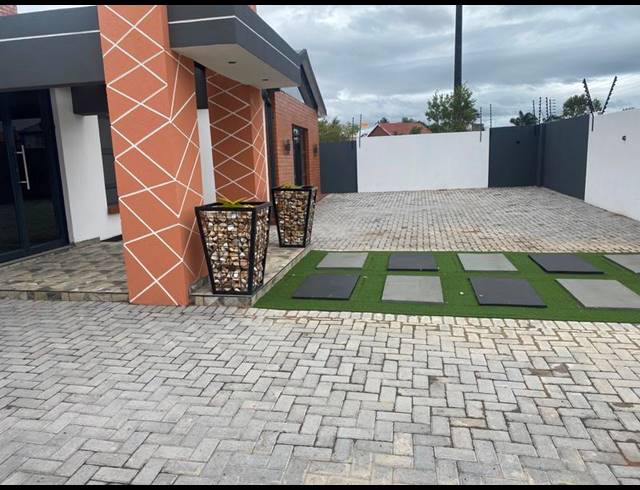 4 BEDROOM HOUSE FOR SALE IN AERORAND